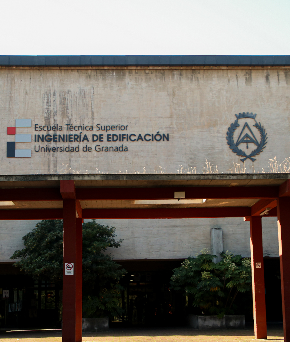 Fachada principal exterior en donde pone Escuela Técnica Superior de Ingeniería de Edificación, Universidad de Granada, junto al logotipo de la Facultad