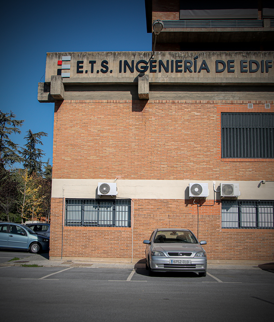 Fachada trasera del edificio de la Escuela Técnica Superior de Ingeniería de Edificación con un cartel del nombre