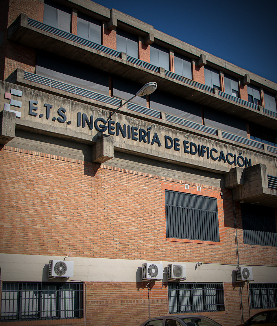 Fachada trasera del edificio de la Escuela Técnica Superior de Ingeniería de Edificación con un cartel del nombre