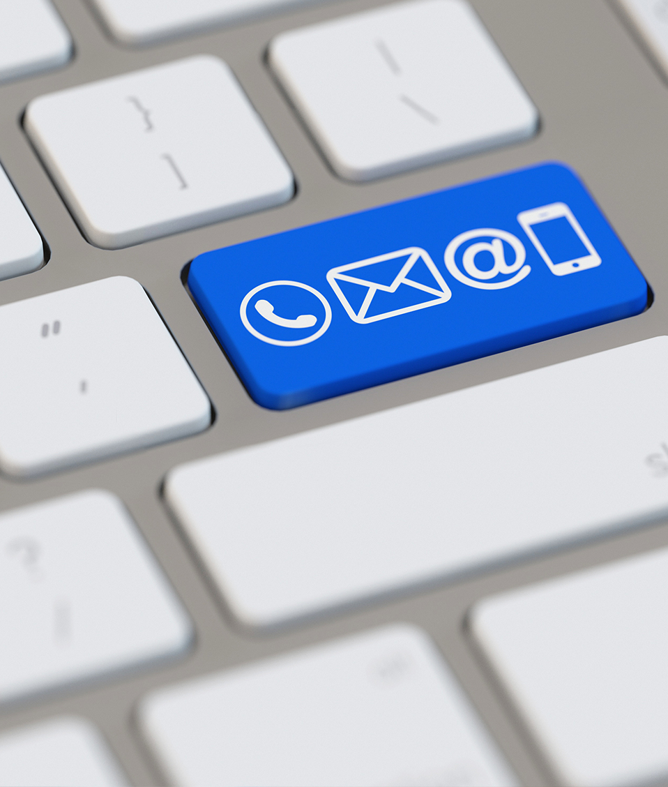 Un teclado muestra una tecla destacada de color azul con iconos de contacto