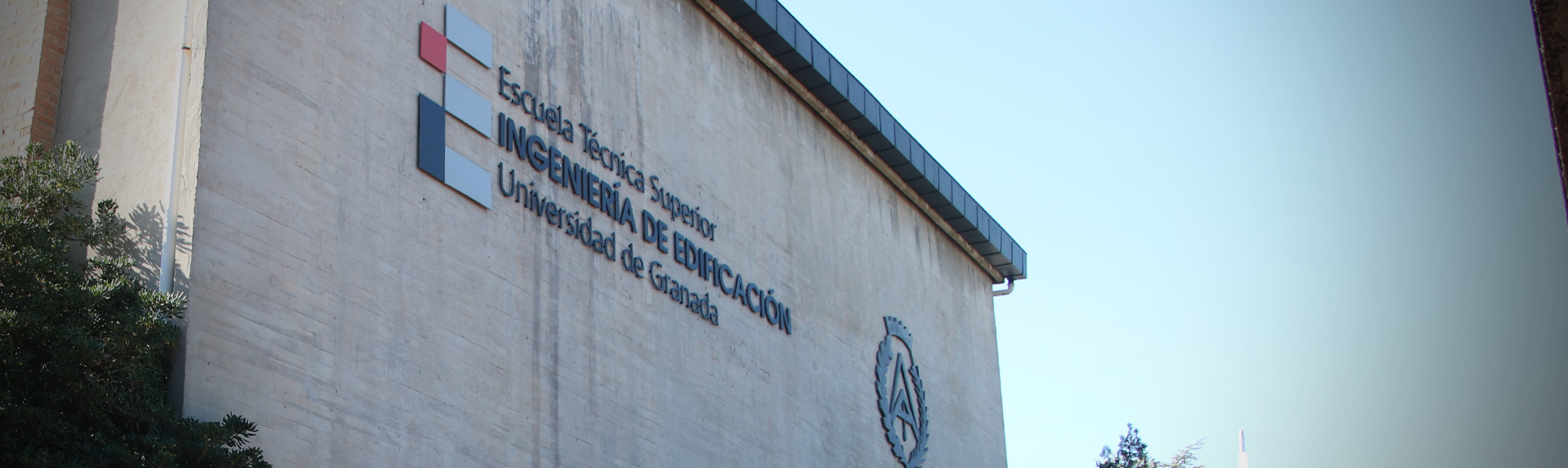 Fachada exterior en donde pone Escuela Técnica Superior de Ingeniería de Edificación, Universidad de Granada, junto al logotipo de la Facultad